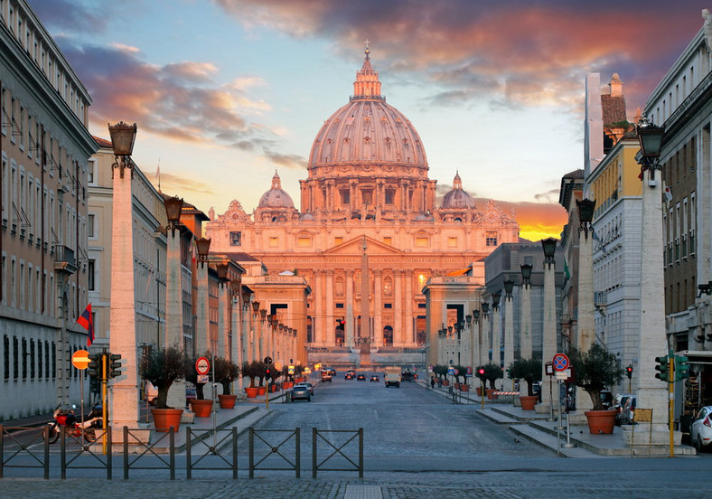"Watykan ma posiadłości nie tylko w Rzymie, ale także w Paryżu, Londynie czy Szwajcarii o łącznej wartości czterech mld euro..."