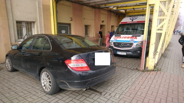 Kierowca zablokował wyjazd karetek ze szpitala HCP fot. straż miejska