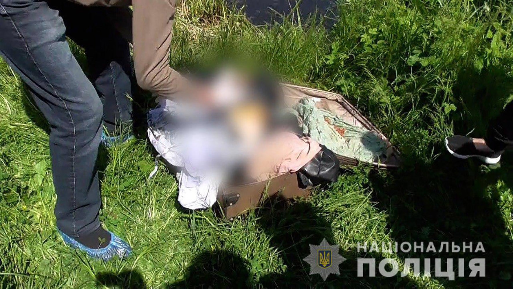 Príšerné policajné fotografie zobrazujú časti tela v kufri odhodenom v rieke.