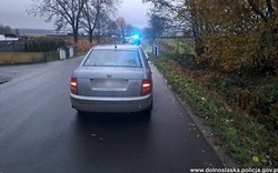 Upił się tak mocno, że zasnął za kierownicą samochodu. Teraz może obudzić się za kratami