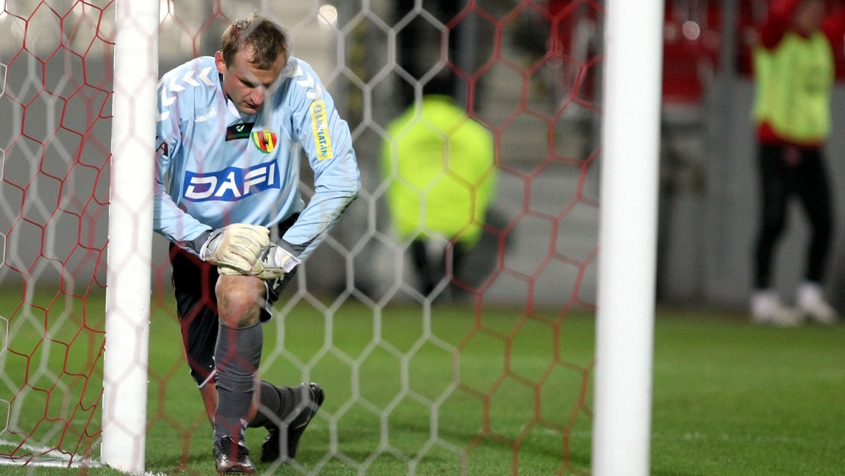 Piłkarze Podbeskidzia Bielsko-Biała pokonali w poniedziałkowym meczu szóstej kolejki T-Mobile Ekstraklasy Koronę Kielce 1:0 (0:0). Mecz fatalnie będzie wspominał Piotr Malarczyk, który zaliczył w tym spotkaniu bramkę samobójczą. Znakomicie z kolei prezentował się z kolei Zbigniew Małkowski, który raz po raz ratował swoją ekipę.