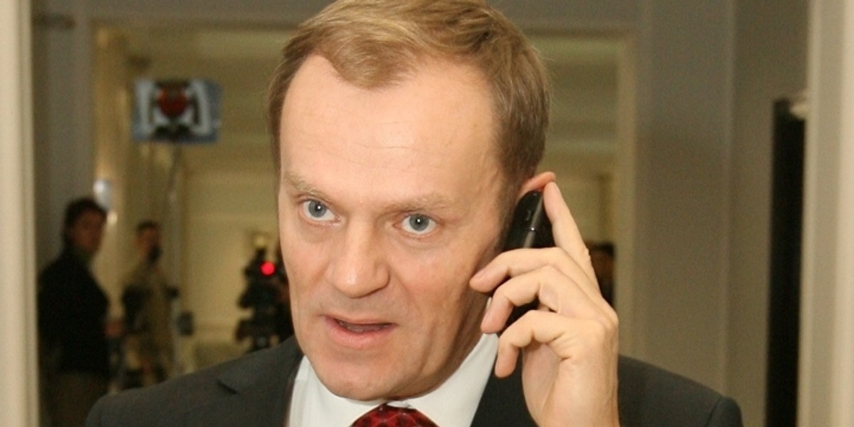 Donald Tusk rozmawia przez telefon