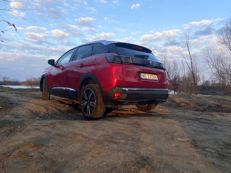 Nowy Peugeot 3008 GT widoczny w tłumie. Test, opinie