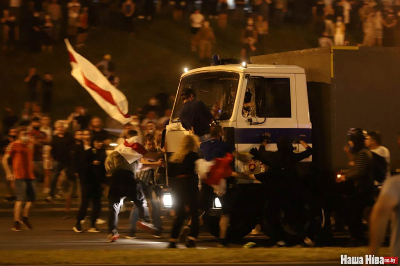 Milicja pacyfikuje powyborcze protesty w Mińsku