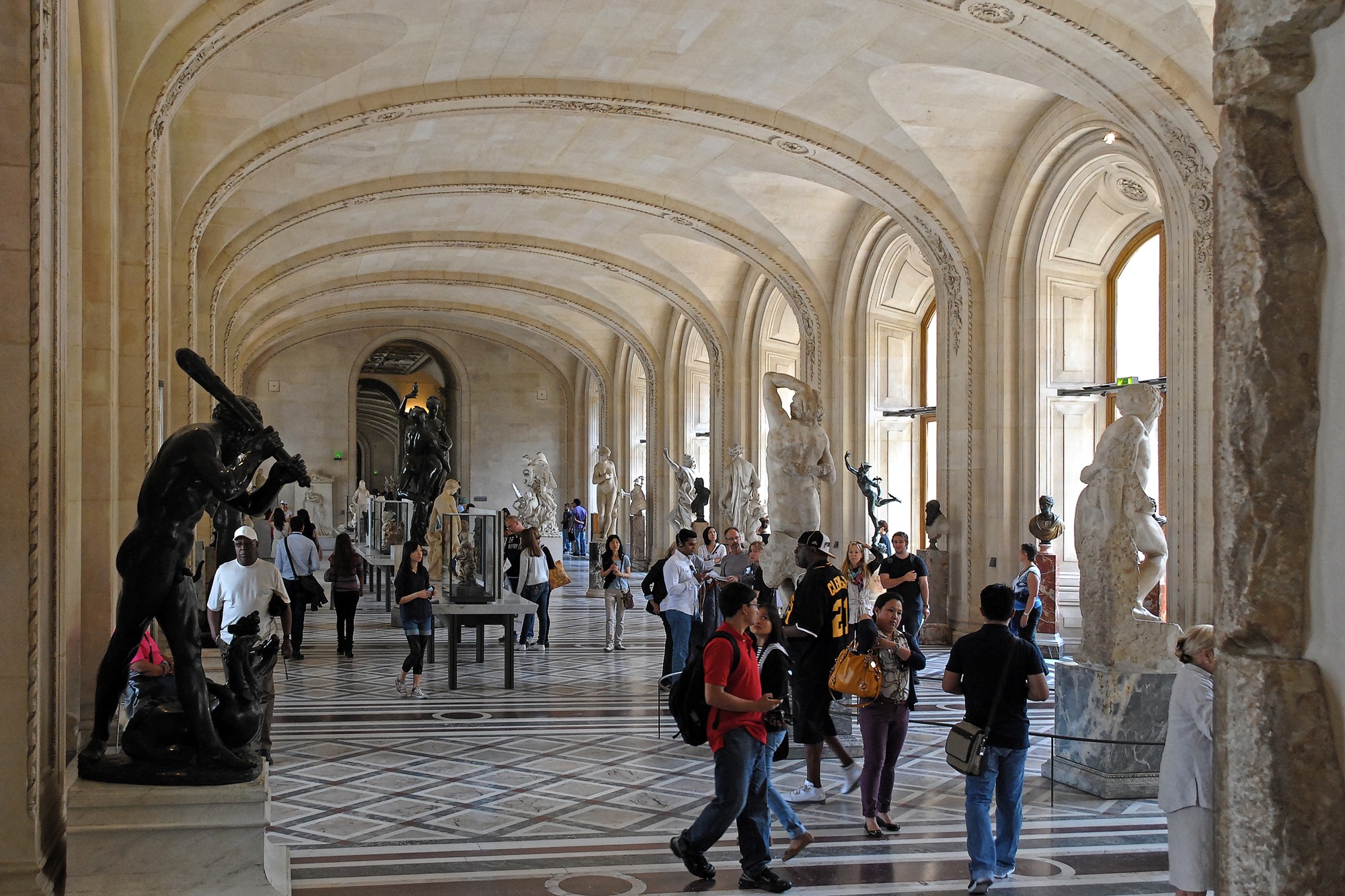 Louvre je najväčšie múzeum na svete, v ktorom sa nachádzajú státisíce diel.