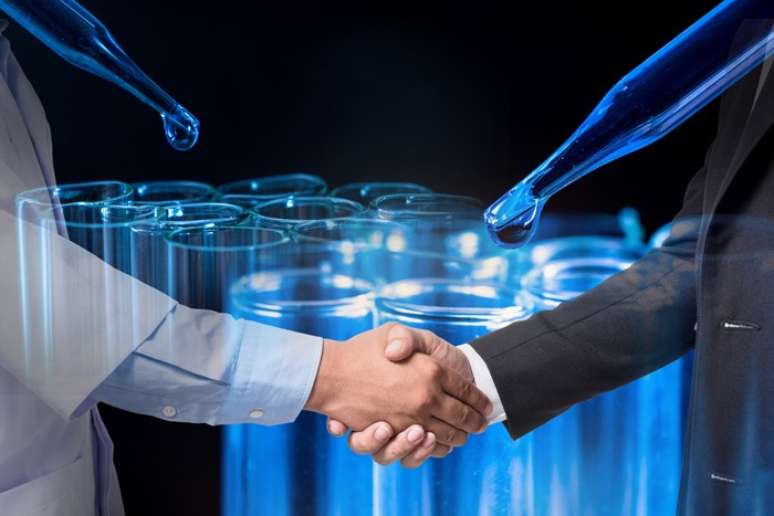 Pierwszy nabór zgłoszeń do projektu Baltic TRAM właśnie trwa i zakończy się 31 października tego roku. Drugi zostanie uruchomiony na przełomie lat 2017 i 2018. Wnioski można składać przez stronę www.baltictram.eu w języku angielskim. Można przesyłać je też mailowo w języku polskim – wtedy fundacja tłumaczy dokumenty w zakresie potrzebnym do zlecenia badania. Należy też uzasadnić, w jakim zakresie prezentowane badania będą użyteczne w działalności gospodarczej wnioskującej firmy.
<br><br>
Podstawowym kryterium jest to, czy znajdzie się jednostka badawcza, która jest w stanie wykonać dane zlecenie. Jak dotąd żadna aplikacja nie spotkała się z odmową.