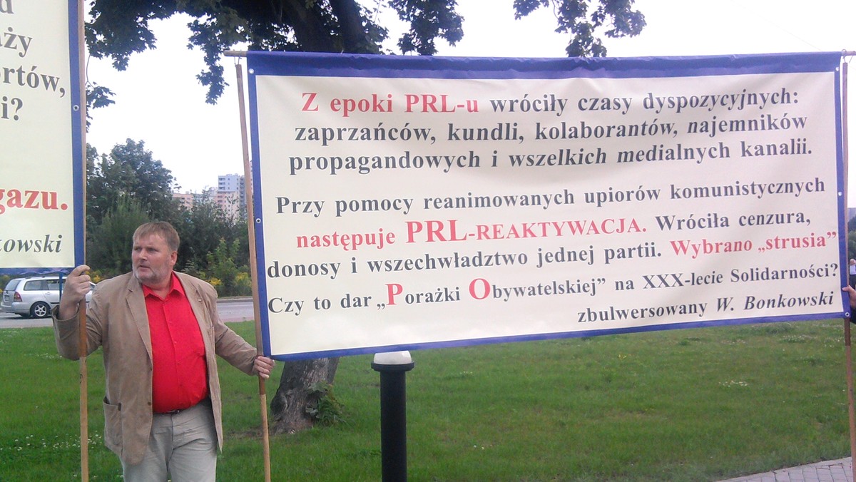 Znany z barwnych akcji protestacyjnych Waldemar Bonkowski, działacz PiS, przyszedł na XXIV zjazd ZSZZ "Solidarność" w hali "Gdynia". Przyniósł transparent wymierzony w premiera Donalda Tuska i prezydenta Bronisława Komorowskiego i całą Platformę Obywatelską. Można z niego wyczytać o "kundlach", "kanaliach" i innych "kolaborantach".