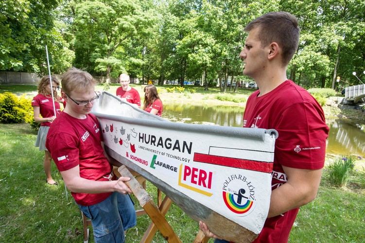Kajak z betonu studentów z koła naukowego Żuraw przy Katedrze Budownictwa betonowego Wydziału Budownictwa, Architektury i Inżynierii Budownictwa Politechniki Łódzkie - (sj) PAP/Grzegorz Michałowski