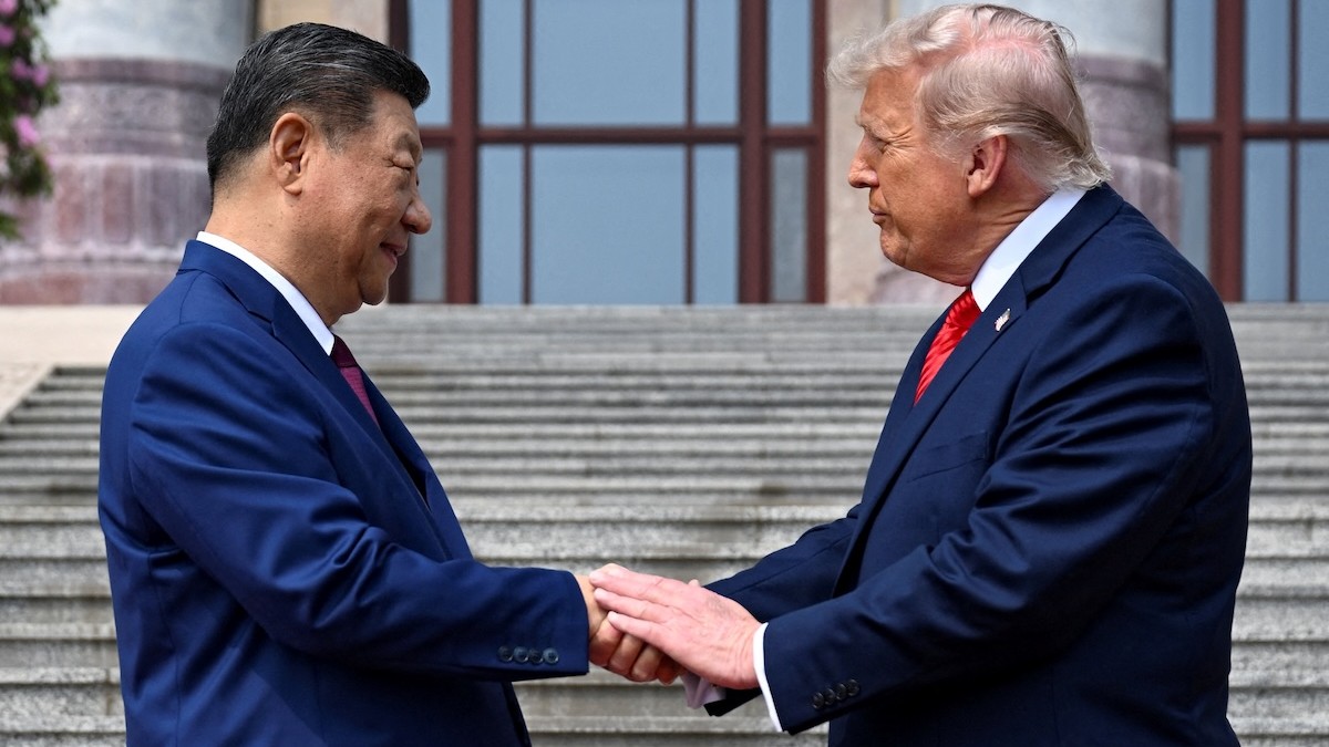 Americký prezident Donald Trump sa víta s prezidentom Čínskej ľudovej republiky Si Ťin-pchingom v Pekingu.