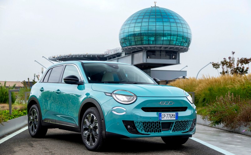 Fiat 600 Hybrid - tu pierwsze skrzypce gra trzycylindrowy silnik 1.2/100 KM wspomagany przez zintegrowany z 6-biegową dwusprzęgłową skrzynią automatyczną 48-woltowy silnik elektryczny ISG o mocy 28 KM. Do tego jest akumulator litowo-jonowy 48V o pojemności 432 Wh