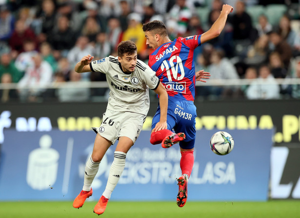 Piłkarz drużyny Legia Warszawa Ernest Muci (L) i Igor Sapała (P) z zespołu Raków Częstochowa