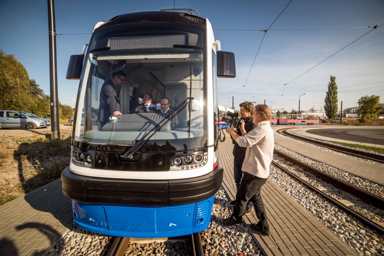 Prezes Pesa Bydgoszcz S.A. Tomasz Zaboklicki i wiceminister infrastruktury i rozwoju Paweł Olszewski (3L) podczas prezentacji pierwszego z 12 zamówionych składów tramwajów Swing wyprodukowanego przez bydgoską Pesę