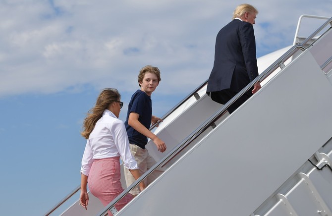 Leđa i Melaniji i sinu, 2017. godina