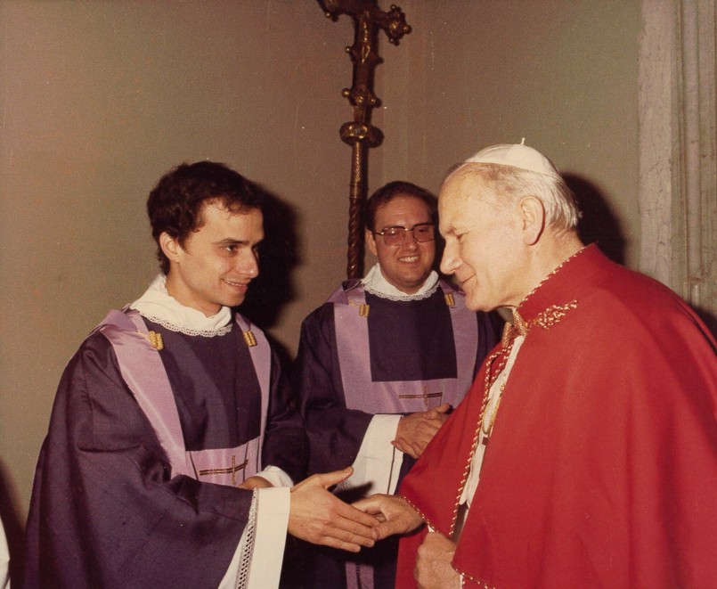 Ojciec Robert Prevost podczas spotkania z papieżem Janem Pawłem II