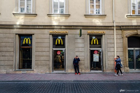 Na Szewskiej nie brakuje sieciowych fast foodów