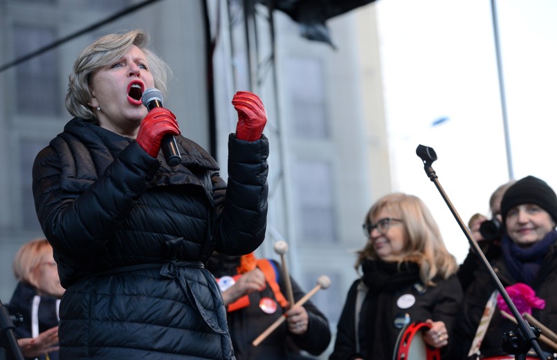 Manifestujący przeszli z ronda Romana Dmowskiego na pl. Konstytucji, skandując: "stop przemocy wobec kobiet", "solidarność naszą bronią". Podczas przemarszu trzymali półkilometrową niebieską wstęgę symbolizującą protest przeciw przemocy wobec kobiet. Było to nawiązanie do nazwy pogotowia dla ofiar przemocy "Niebieska Linia".