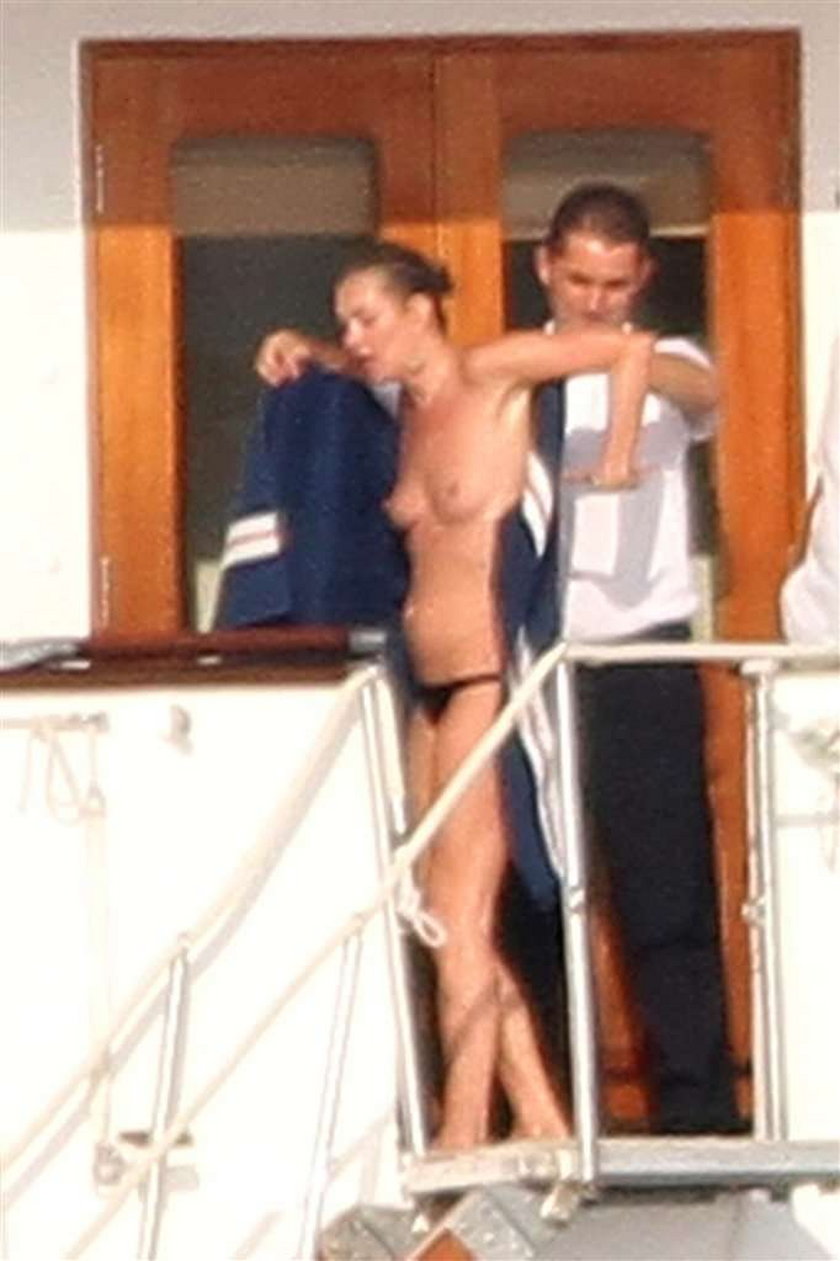 Tak wypoczywa Kate Moss. Topless!