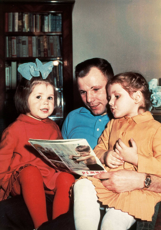 Jurij Gagarin z córkami