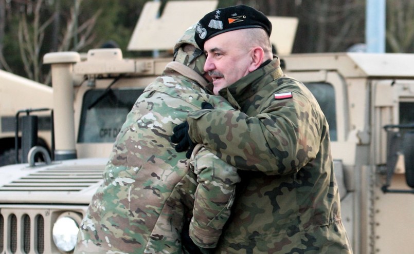 Dowódca 3 Pancernej Brygadowej Grupy Bojowej płk Christopher R. Norrie (L) i dowódca 11 Lubuskiej Dywizji Kawalerii Pancernej z Żagania gen. dyw. Jarosław Mika (P)