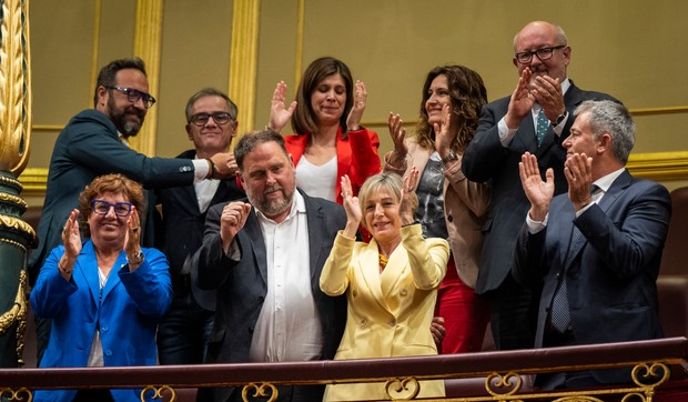 Katalonski političari Oriol Hunkeras i Karme Forsadel slave nakon odobravanja zakona o amnestiji u Madridu 30. maja