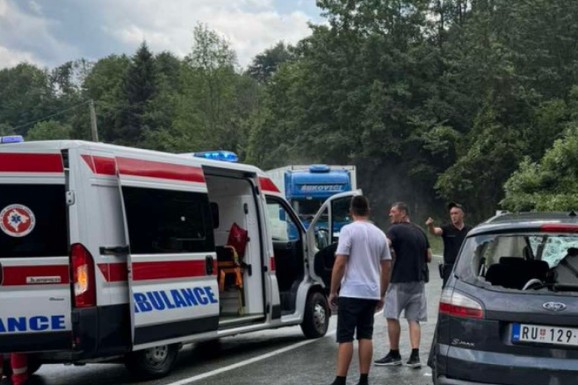 AUTOMOBIL SA SRPSKIM TABLICAMA POTPUNO UNIŠTEN! Stravična nesreća kod Kolašina: Dve osobe prevezene u bolnicu (FOTO)