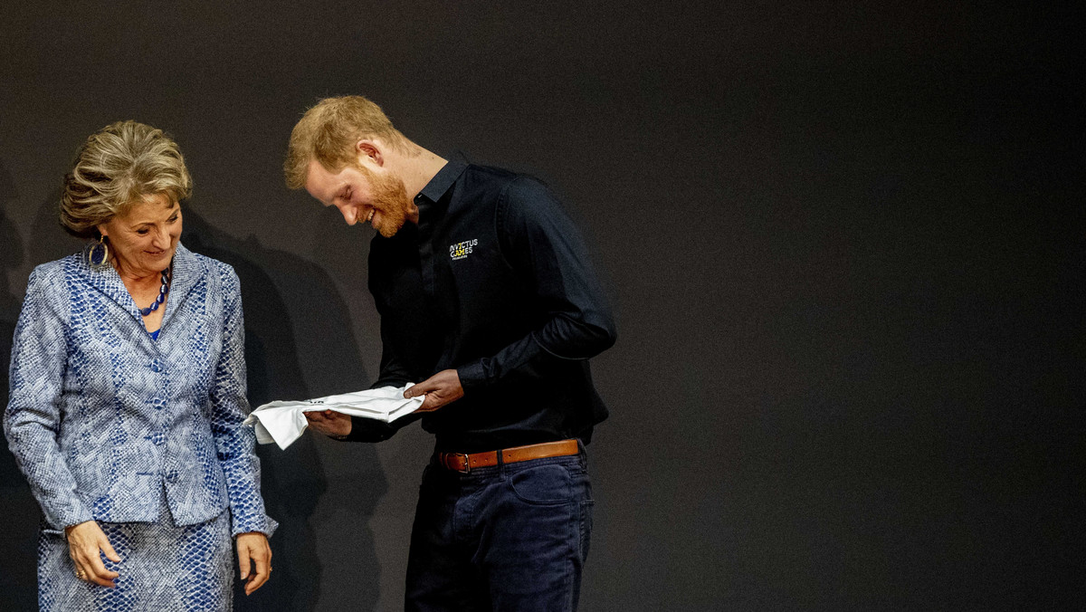 Książę Harry w delegacji w Holandii. Dostał uroczy prezent