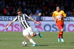 Szczęsny puścił dwa gole w pojedynku z outsiderem. Trzy bramki Dybali