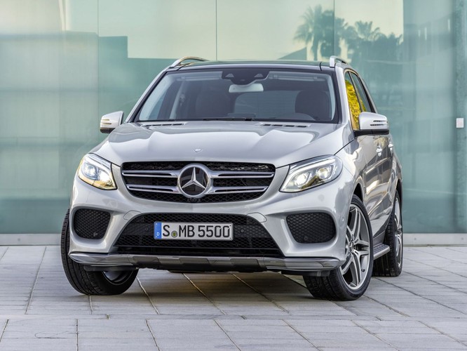 Mercedes podczas budowania hybrydowego SUV-a połączył potencjał 3-litrowego benzyniaka V6 i agregatu elektrycznego. Następnie uzupełnił całość pojemnymi bateriami, ładowanymi z zewnętrznej sieci. GLE plug-in spala średnio 3,7 litra benzyny. Wynik stanie się wyższy, gdy skończą się zapasy energii, a kierowca nie będzie miał czasu na ich doładowanie z gniazdka.
<br>
Mercedes GLE 500e 4MATIC kosztuje 354 tysiące złotych. W ofercie wyprzedażowej producent oferuje 10% rabatu. Tym samym jest o prawie 27 tysięcy złotych droższy od Lexusa RX 450h. Drożej nie znaczy więcej. Niemiec ma uboższą listę wyposażenia, na którą składają się m.in. tylne światła LED, system audio z 8 głośnikami, asystent koncentracji kierowcy i ochrony przed bocznym wiatrem. Z listy opcji nabywca Mercedesa może wybrać pakiet wspomagający bezpieczeństwo jazdy. Za 12 702 zł SUV otrzyma aktywny tempomat Distronic z asystentem kierowania, aktywny asystent martwego pola i utrzymania pasa ruchu, system ostrzegania przed zderzeniami z tyłu i przygotowujący pasażerów do kolizji oraz aktywne wspomaganie hamowania.
<br>
Za 7847 złotych Niemcy oferują pakiet parkowania zawierający kamerę 360 stopni i pilot zdalnego parkowania, a za 5024 złote zestaw obejmujący elektryczną regulację z pamięcią fotela pasażera. W pakiecie wnętrza Exclusive za oświetlenie ambientowe, wykończenia pokryte lakierem fortepianowym i skórzaną tapicerkę w rozszerzonym zakresie trzeba zapłacić 19 759 złotych.
