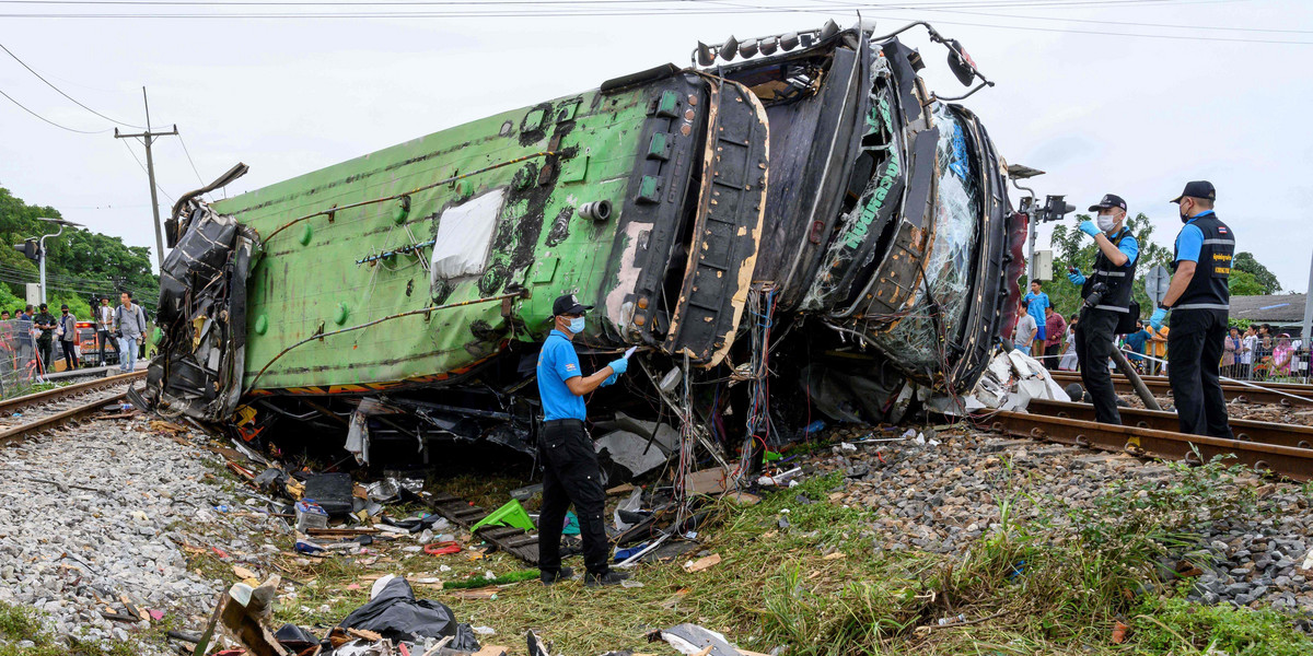 Dramat w Tajlandii. Autobus zderzył się z pociągiem. Nie żyje 20 osób