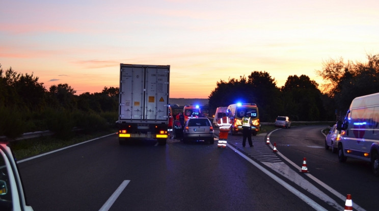 Augusztus 27-én hárman ütköztek össze az M7-es autópálya Budapest felé vezető oldalán, Balatonvilágos térségében. / Fotó: police.hu