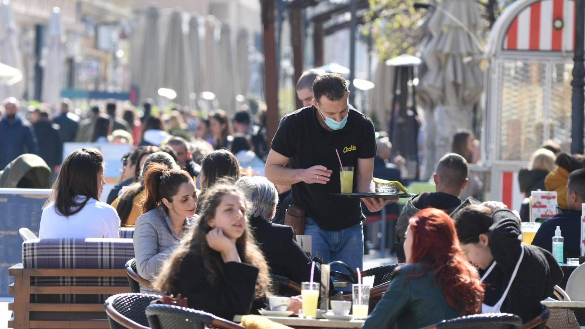 Kafići širom Srbije puni: U svim gradovima ljudi jedva dočekali kafenisanje na otvorenom