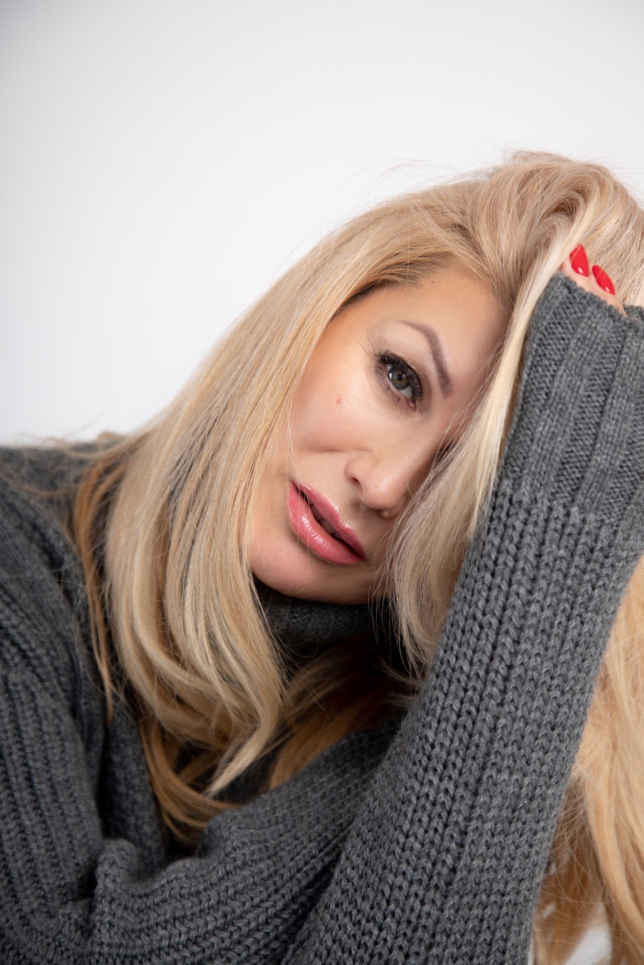 La estimulación capilar con láser es una solución eficaz para tratar casi cualquier tipo de pérdida de cabello, para enriquecer y fortalecer el cabello y estimular su crecimiento.