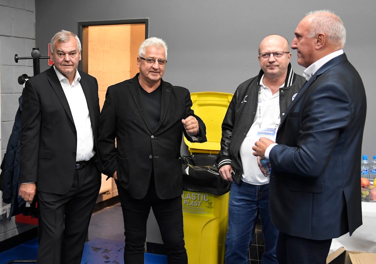 Slovenské hokejové legendy a bývalí tréneri, zľava Vladimír Vůjtek, Vincent Lukáč, športový lekár Jozef Kubašovský a bývalý hokejista a tréner František Hossa.