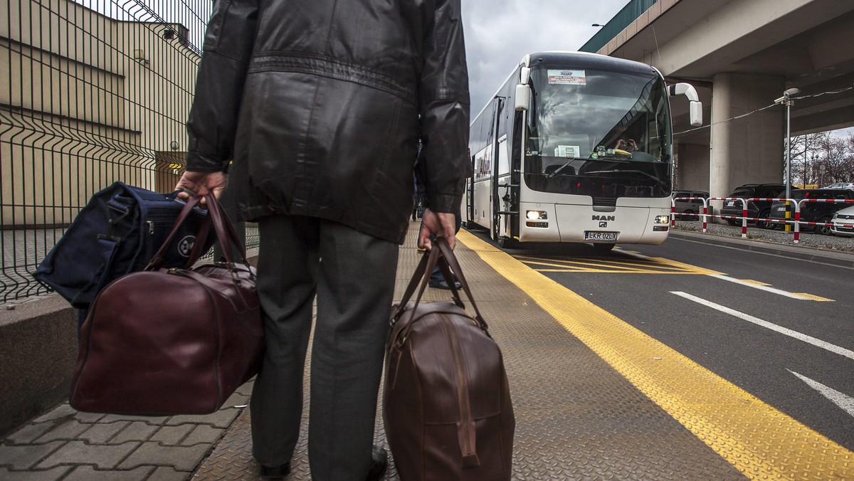 Autobusowa komunikacja regionalna w Polsce nie istnieje. Tuż po transformacji ustawodawca zepchnął temat na samorządy, zaś te, za przykładem władz centralnych, nie zajęły się nim w ogóle. PKS się rozsypał. Dopiero kilka lat temu ustawodawca postanowił naprawić to, co wcześniej popsuto.