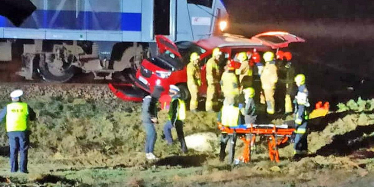 Pociąg uderzył w auto koło Gorlic. Poszkodowana kobieta z dwójką małych dzieci