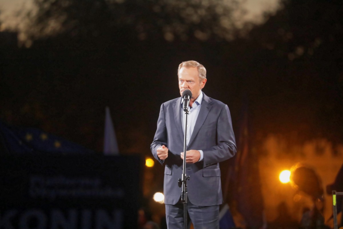 Lider Platformy Obywatelskiej Donald Tusk podczas manifestacji poparcia dla obecności Polski w Unii Europejskiej na pl. Zamkowym w Warszawie