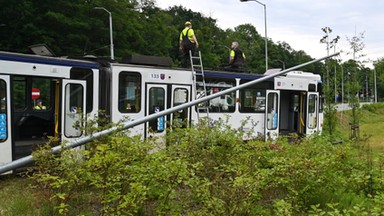 Tramwaj wypadł z szyn i zawisł nad skarpą. Są poszkodowani [ZDJĘCIA]