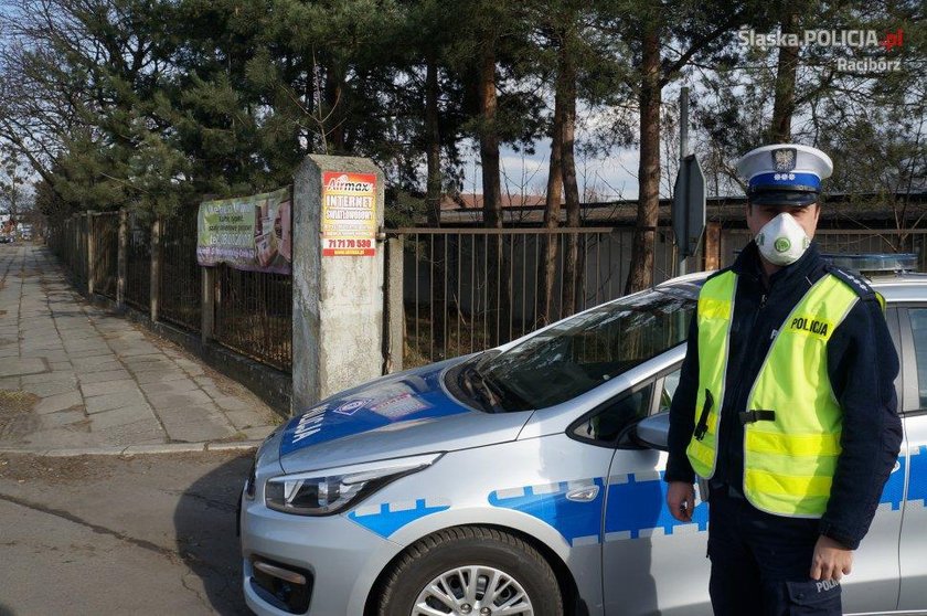 Policjanci w maskach antysmogowych