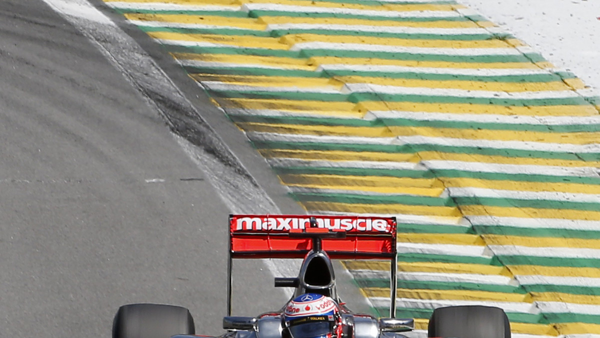 Button pokonał jedno okrążenie Autodromo Jose Carlos Pace pod Sao Paulo w czasie 1.13,188 i wyprzedził mistrza świata Sebastiana Vettela (Red Bull-Renault) o 0,067 s. Trzeci wynik - 1.13,385 - zanotował partner Niemca z teamu Australijczyk Mark Webber. Hiszpan Fernando Alonso, który walczy z Vettelem o mistrzostwo świata, uzyskał ósmy czas (1.13,691).