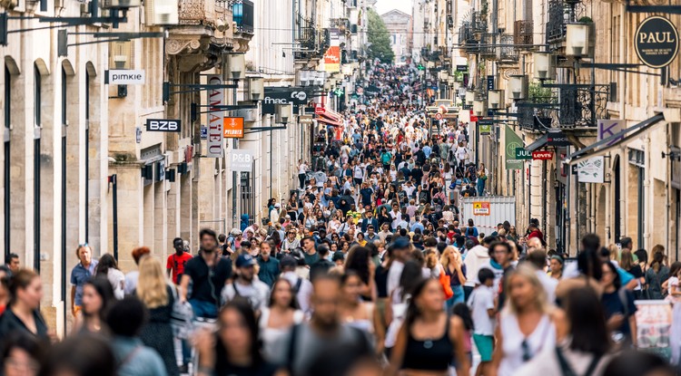 Hatalmas tömeg turista