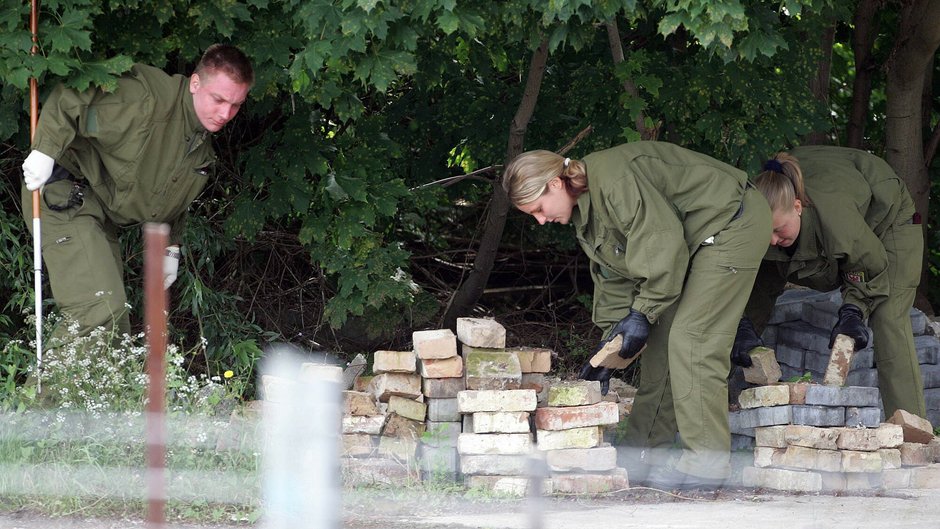 Policjanci przeszukują posesję Sabine H., 2.08.2005 r.