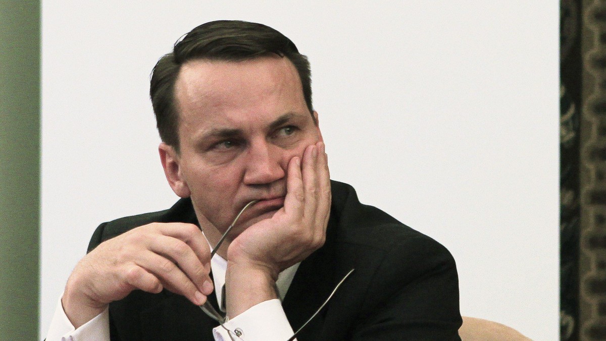 W wywiadzie udzielonym telewizji CNN minister spraw zagranicznych Radosław Sikorski tłumaczył swoje ostatnie słowa, w których wezwał Niemcy do ratowania strefy Euro i pójścia w stronę federalizmu. W Polsce słowa wywołały prawdziwą burzę. Szef naszej dyplomacji przyznał w wywiadzie, że Unia Europejska musi zmienić traktaty oraz że Niemcy są po części odpowiedzialni za kryzys w strefie Euro. - Niemcy nie są bez winy, bo oni także złamali Pakt Stabilizacyjny. Mają obowiązek działać - stwierdził. Wypomniał też Stanom Zjednoczonym, że same mają problemy finansowe i nie mogą dojść do porozumienia ws. wyjścia z kryzysu.