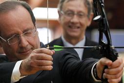 Francois Hollande strzelający z łuku
