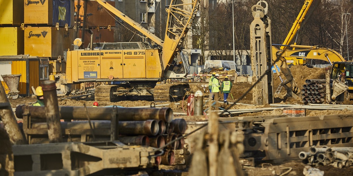 Włoska firma Astaldi pod koniec września przysłała do PKP PLK informację, że umowy dotyczące modernizacji linii Dęblin – Lublin oraz linii Poznań - Leszno wygasły. Resort infrastruktury wezwał ją do wznowienia prac, ale wykonawca nie powrócił na place budów