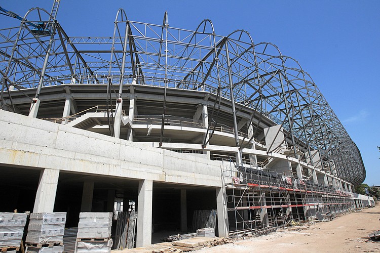 Stary obiekt przetrwał wojnę, a pierwsze prace modernizacyjne wykonano dopiero w 1967 roku – zrobiono wówczas oświetlenie stadionu. Na zdj. Zabrze. Budowa stadionu klubu sportowego ' Górnik Zabrze'.