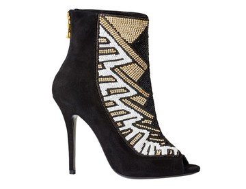 Gyöngyözött csizma BALMAIN X HM 69 990 Ft (Ne feledd, november 5-én keresd a BALMAIN X HM kollekciót a Vörösmarty téri H&M üzletében és most online is megvásárolhatod!)