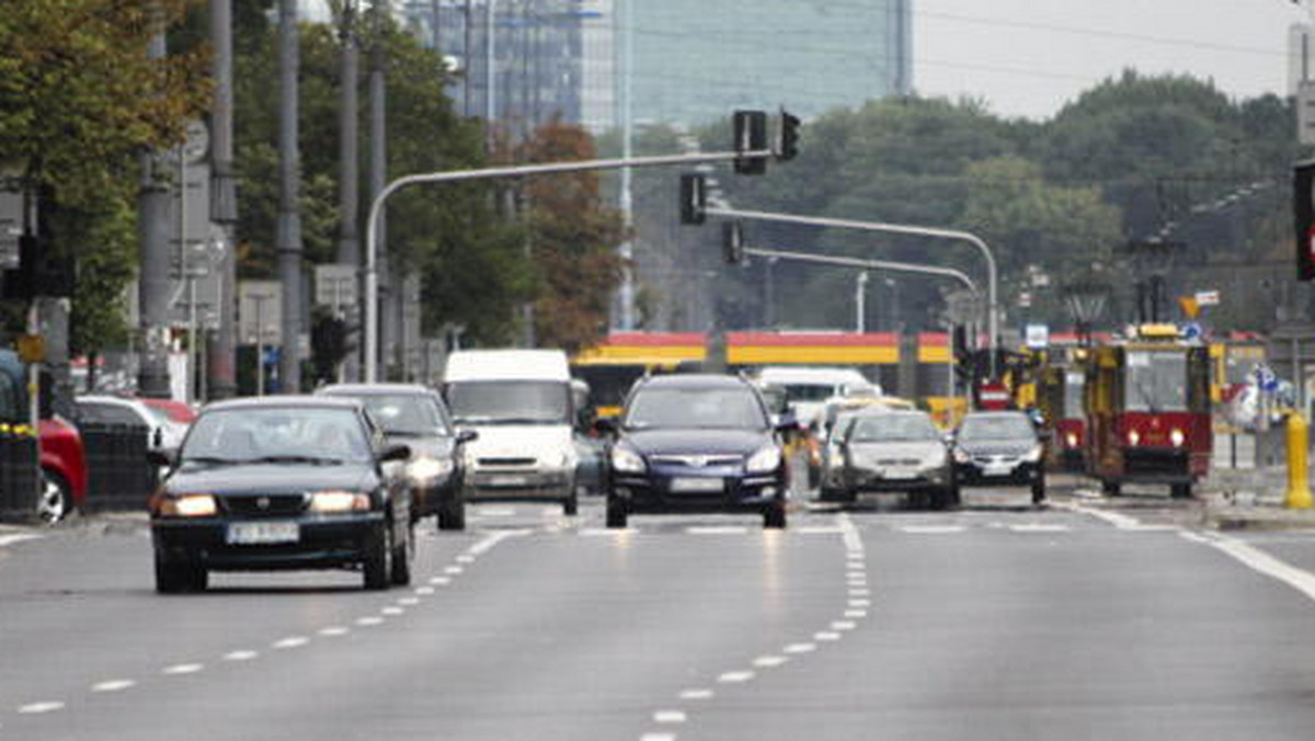 Kierowcy nie będą musieli mieć przy sobie dowodu rejestracyjnego i papierowego ubezpieczenia OC, a system CEPiK 2.0 będzie wdrażany etapami - przewiduje nowela ustawy Prawo o ruchu drogowym, którą uchwalił dziś Sejm.