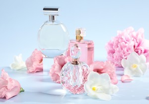 Najpopularniji parfemi za leto 2026: Ženski mirisi koji će obeležiti sezonu