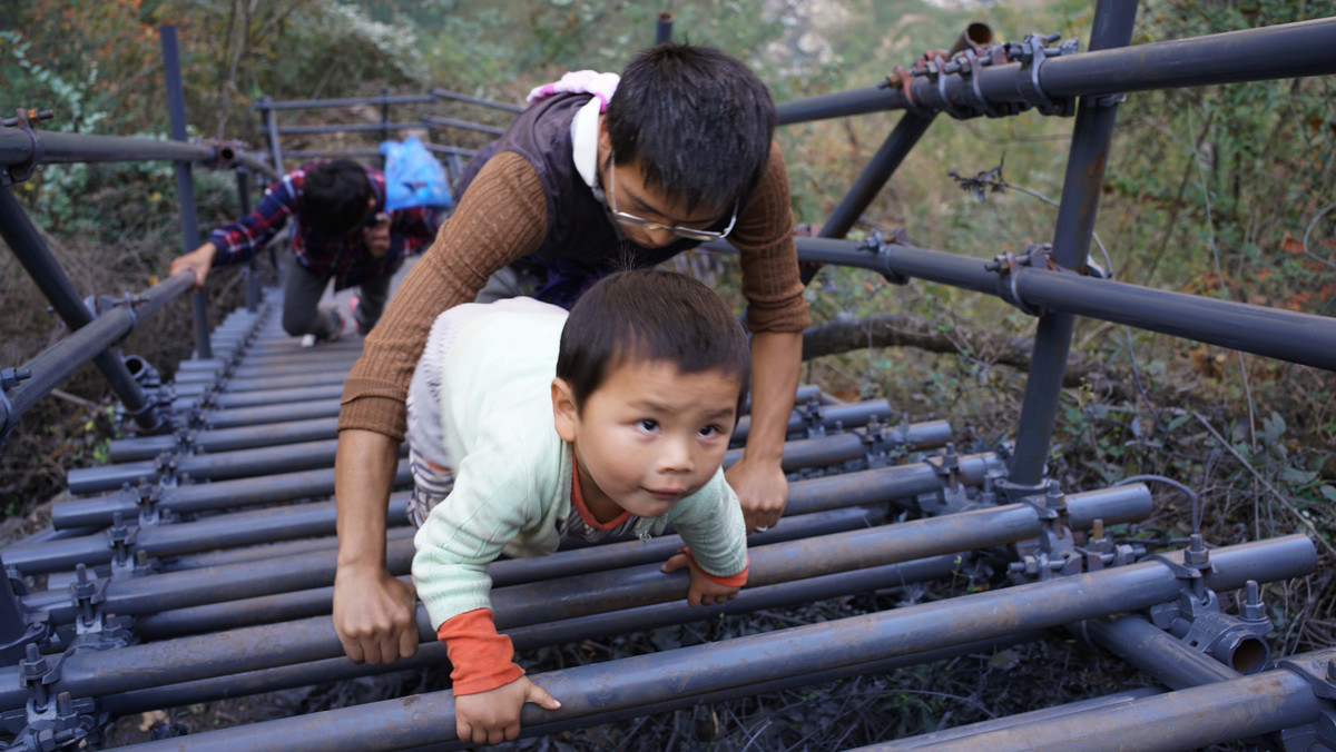 Mieszkańcy wsi Atuleer nad 800-metrowym urwiskiem w chińskiej prowincji Syczuan