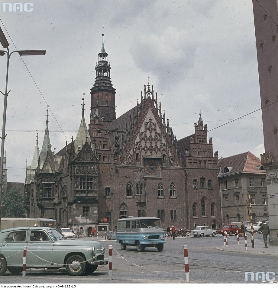 Wrocławski Rynek dla samochodów zamknięto dopiero po remoncie pod koniec lat 90.